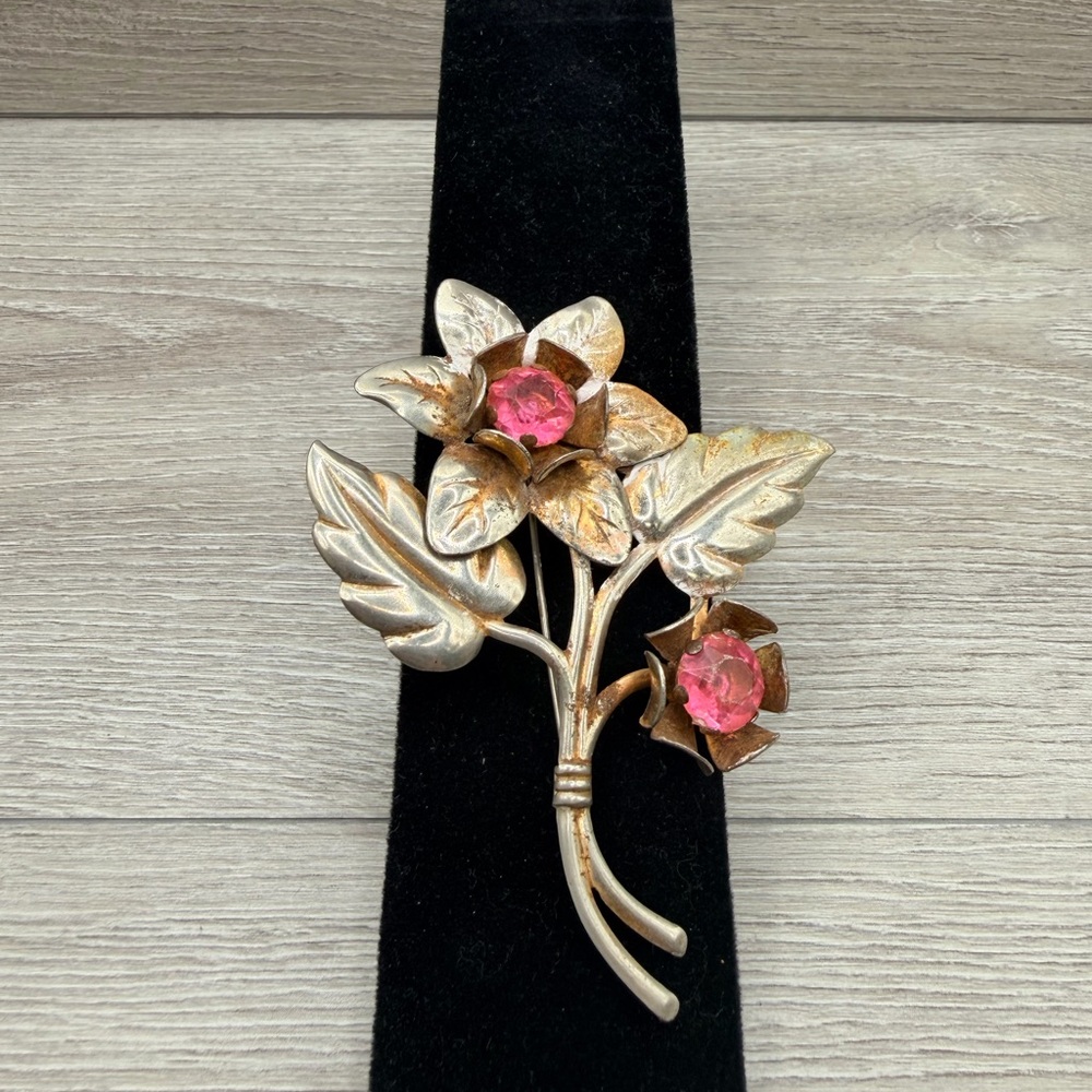 Elegant Floral Brooch with Pink Accents‎